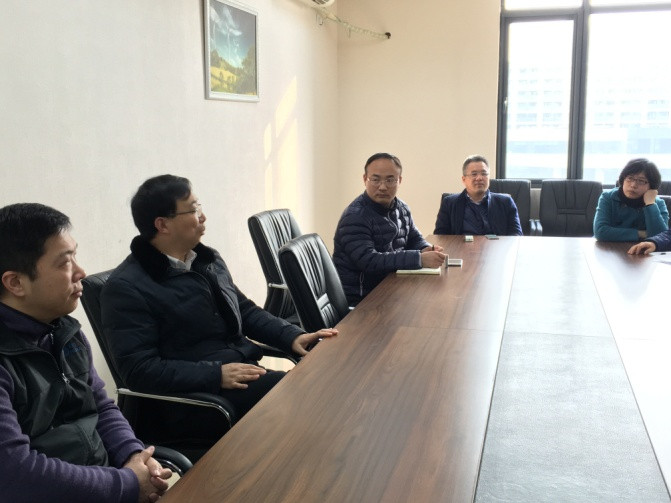 图3bwin姜斌经理和电气工程党支部党员们进行讨论和交流_副本.jpg